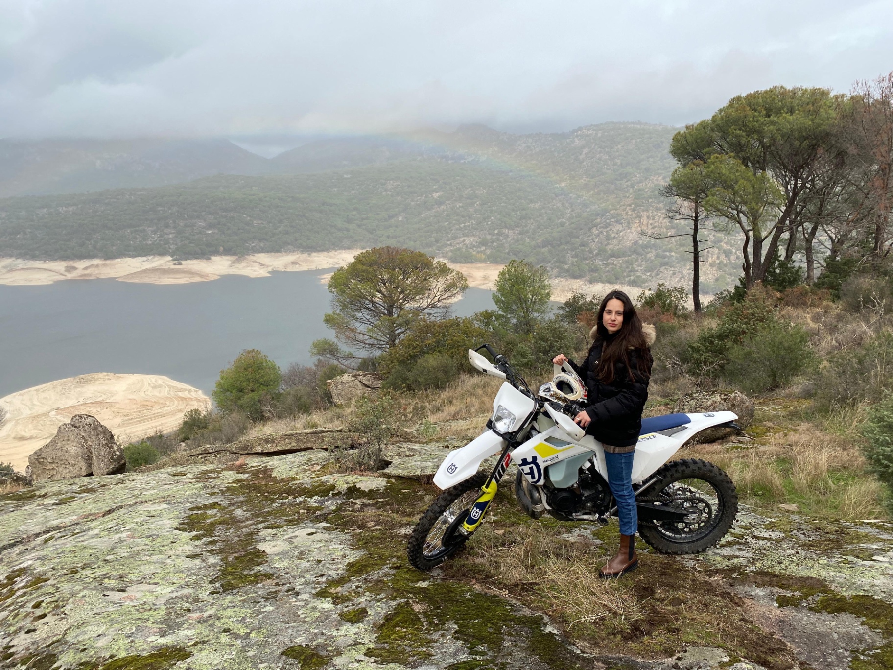 Natalia en moto junto al Pantano de San Juan