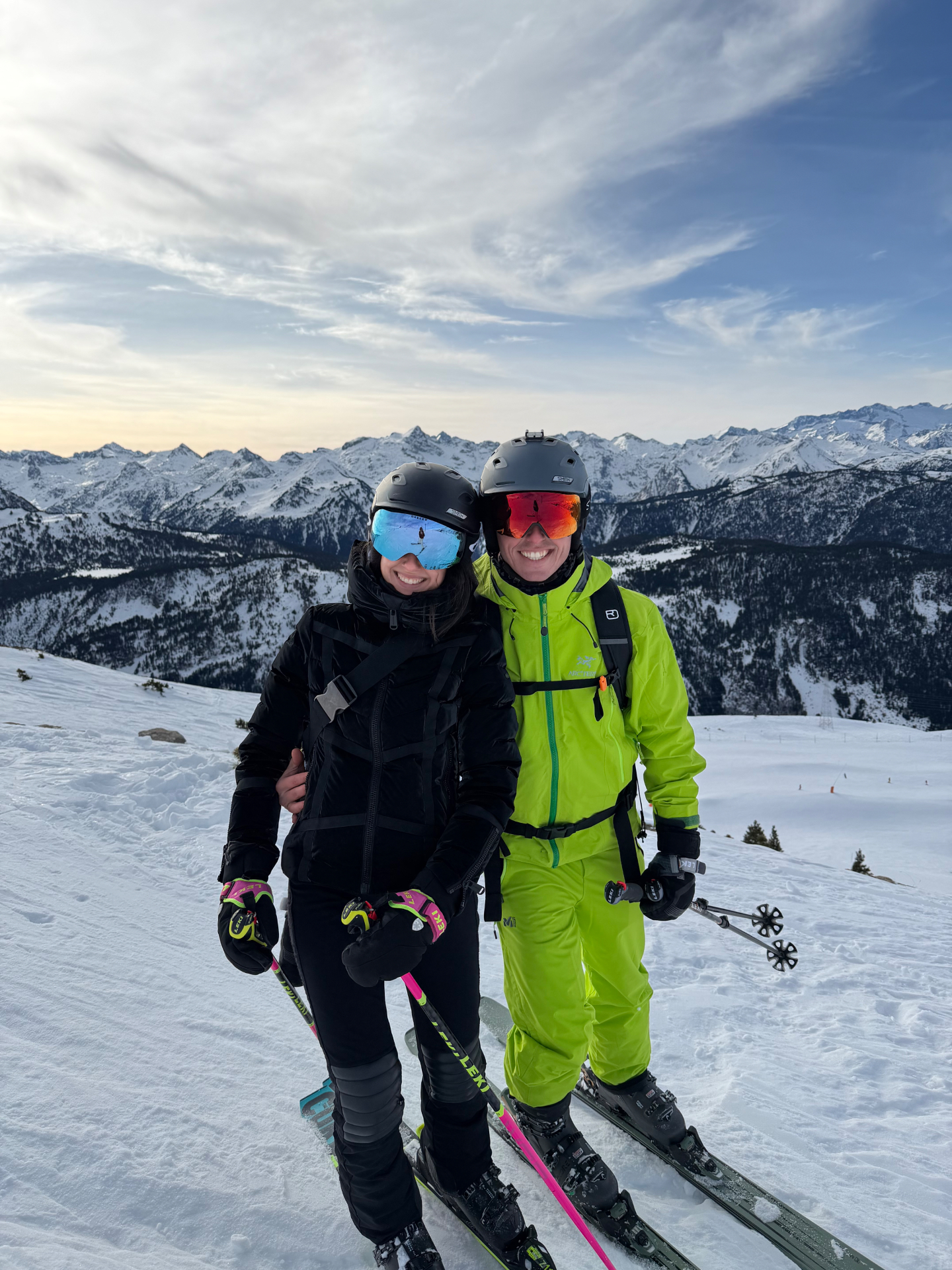 Natalia y Mario esquiando en la nieve